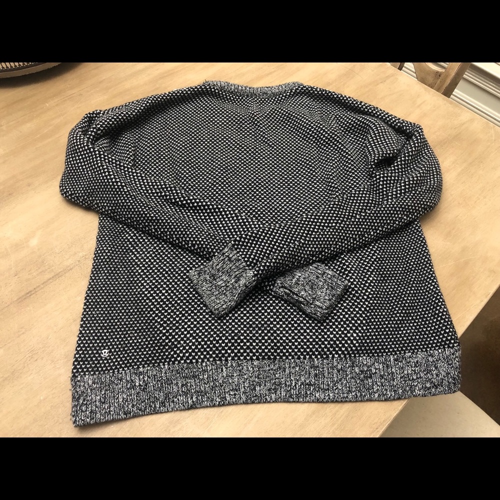 Lululemon sweater size 10/12 no size on sweater